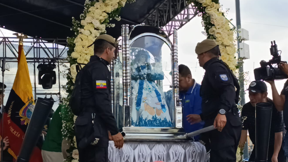 La Policía Nacional resguarda el recorrido de la Virgen del Cisne para garantizar la seguridad de los fieles.