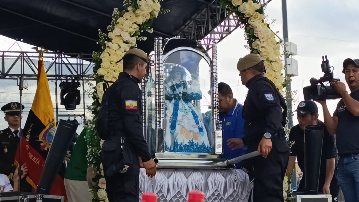 La Policía Nacional resguarda el recorrido de la Virgen del Cisne para garantizar la seguridad de los fieles.