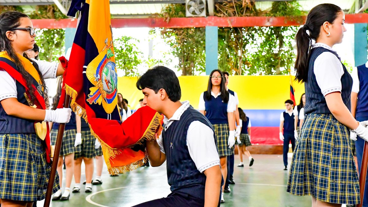 Estudiantes de tercero de bachillerato participan cada año en el tradicional Juramento a la Bandera en Ecuador. La ceremonia se realiza en torno al 26 de septiembre.