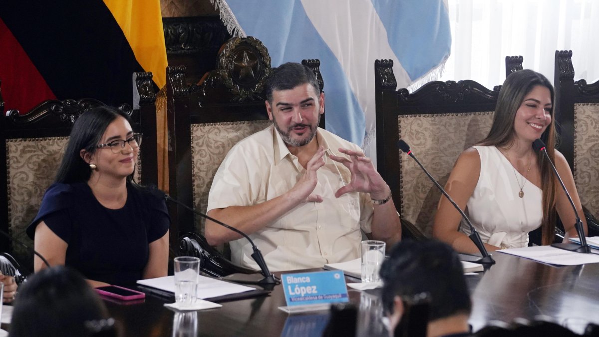En mayo de 2025, el Concejo, presidido por Aquiles Álvarez, decidió que la Vicealcaldía de Guayaquil sea para Coronel.