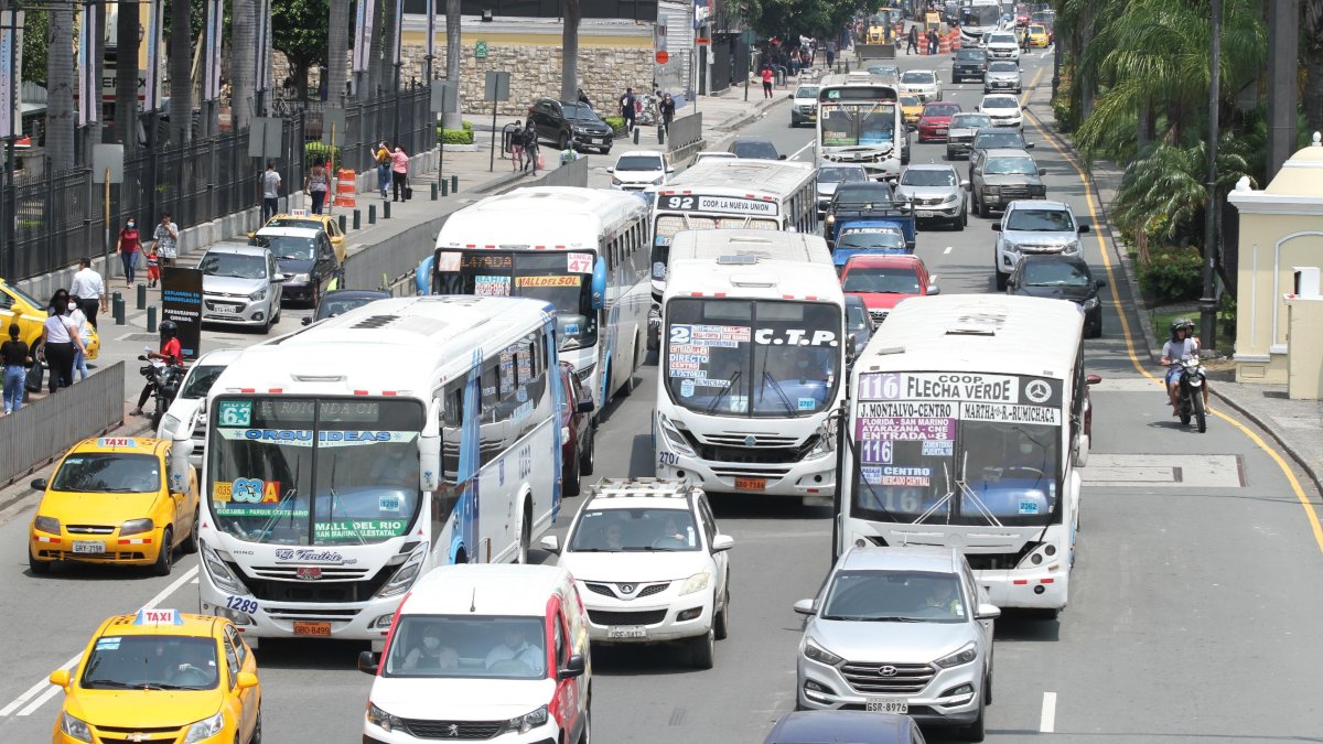 Pasaje en Guayaquil genera críticas por socialización en feriado