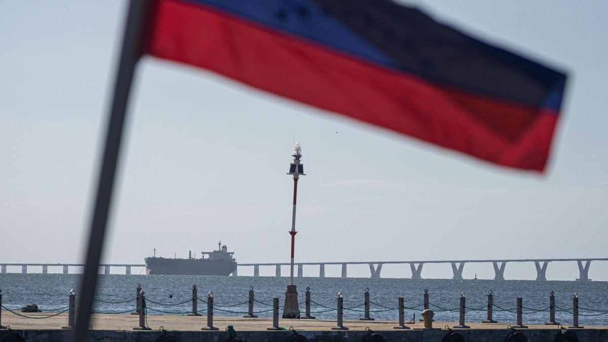 Fotografía de un barco que transporta petróleo en Maracaibo (Venezuela).