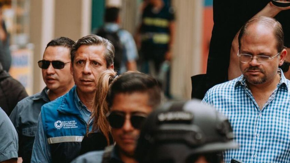 El gerente de la empresa municipal Segura, Álex Anchundia (izquierda), y el ministro del Interior, John Reimberg