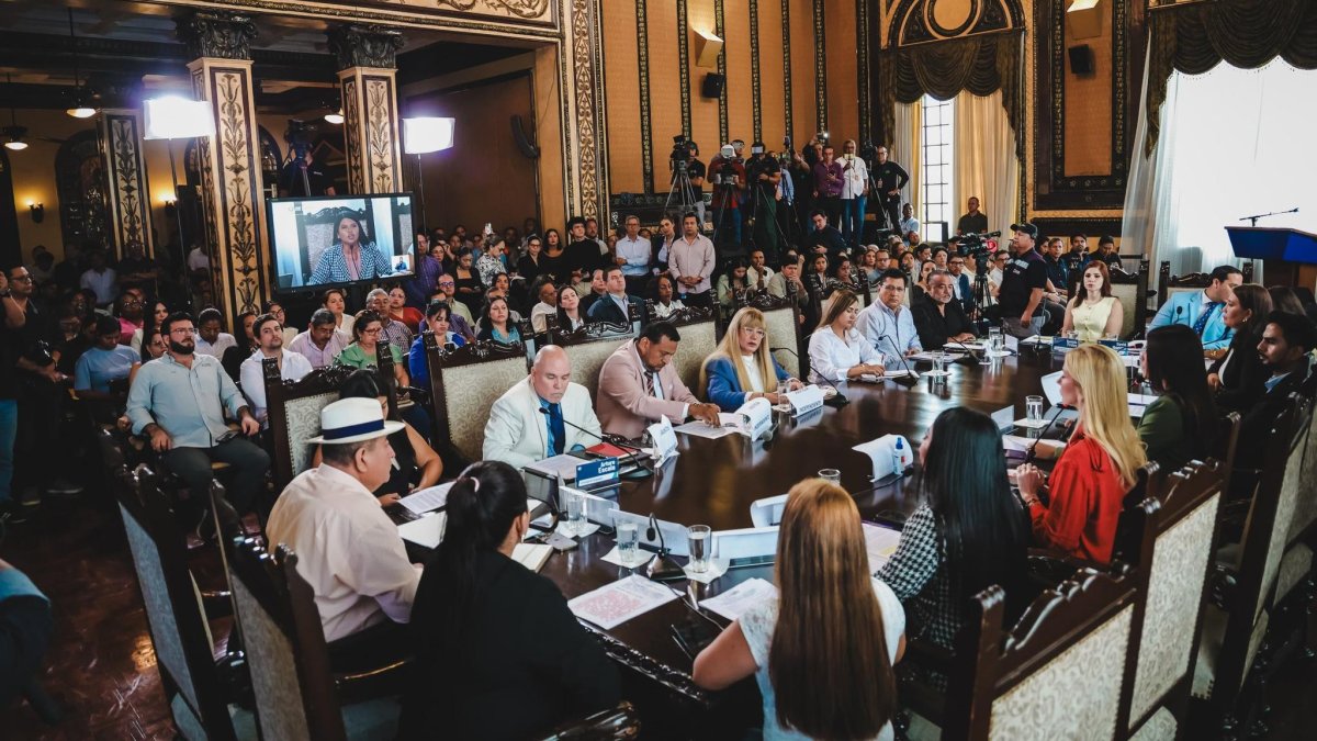 Concejales sesionan en el Salón de la Ciudad, en el Palacio Municipal.