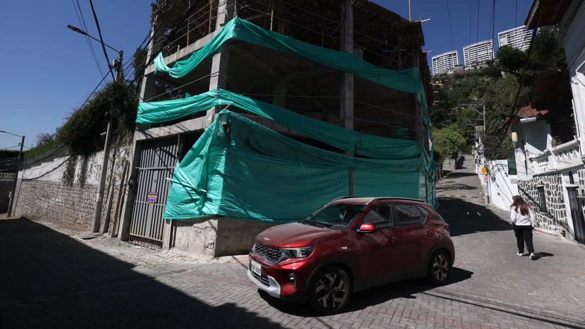 La construcción también afecta la movilidad, pues se ubica en una calle angosta y de doble sentido que, además, carece de señalización.