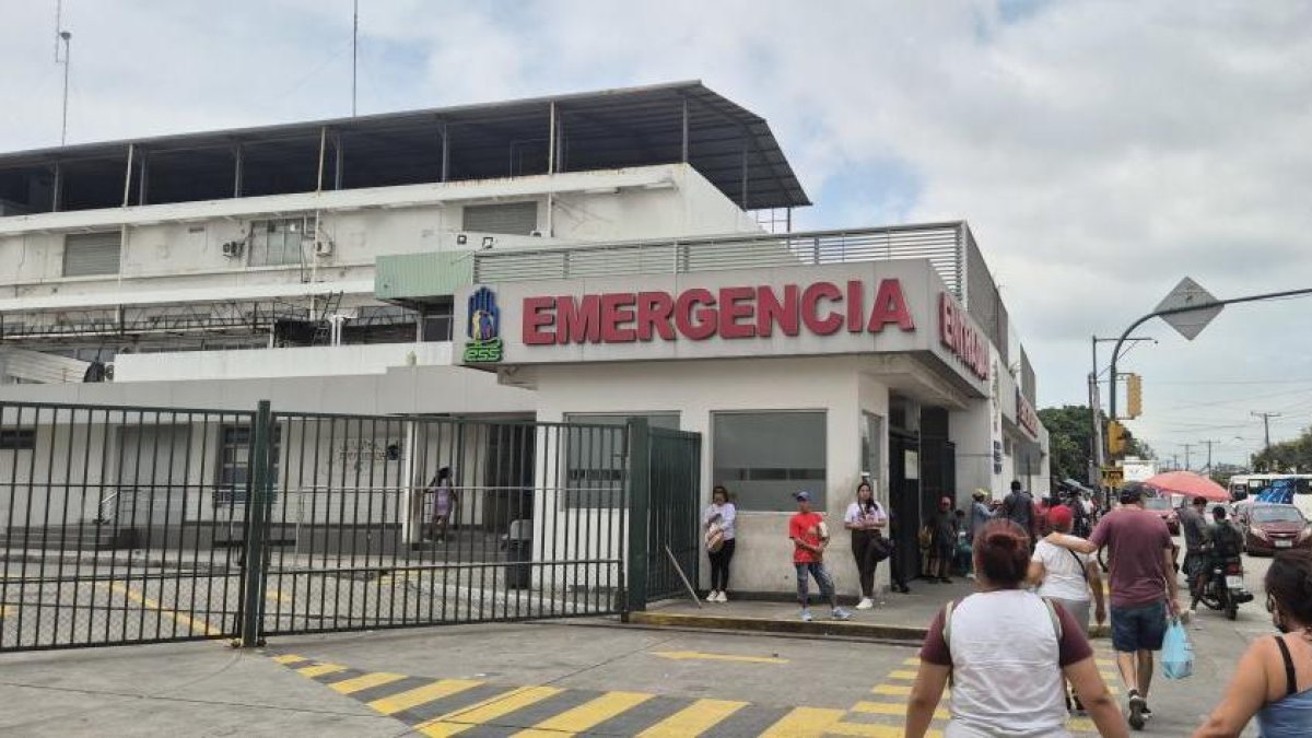Los hospitales del IESS reciben diariamente a afiliados, jubilados y pensionistas que buscan atención médica. Las fallas en el sistema de agendamiento generan incertidumbre entre los usuarios.