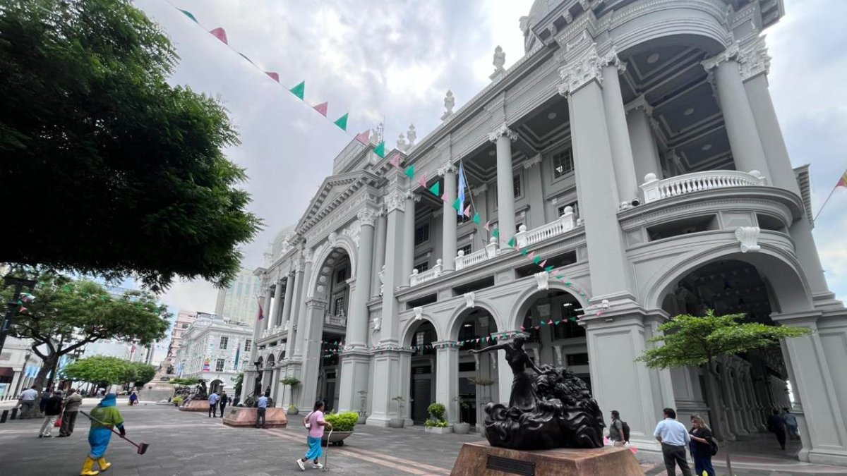 Ambiente en las afueras del Municipio de Guayaquil.