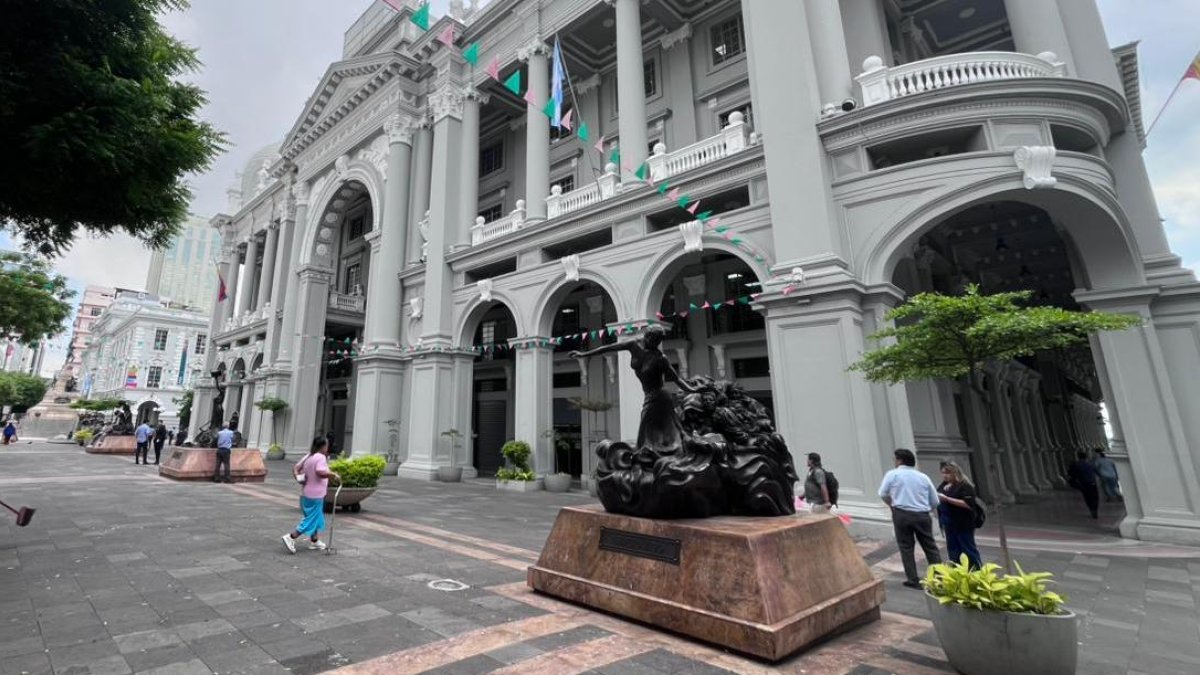 Ambiente en las afueras del Municipio de Guayaquil.