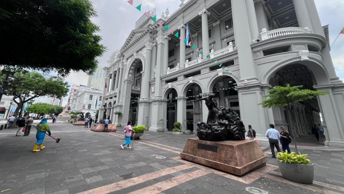Ambiente en las afueras del Municipio de Guayaquil.
