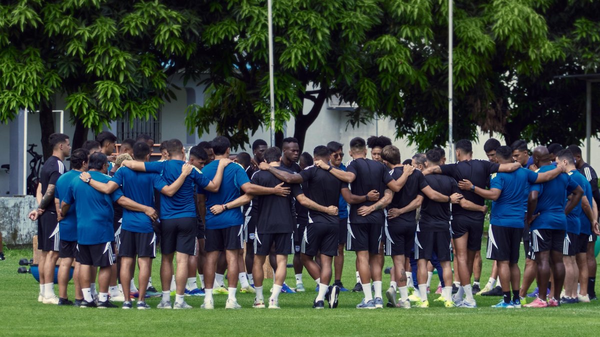 La imagen del último entrenamiento de Emelec, fue abrazados para una oración.