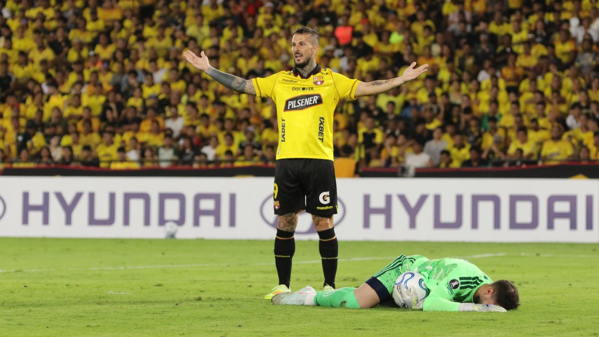 Darío Benedetto (c) de Barcelona SC reacciona, en el partido de la Copa Libertadores ante Cruzeiro en el estadio Monumental.