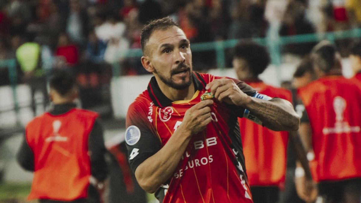 Lucas Mancinelli hizo magia en Cuenca con un gol olímpico al Santos.