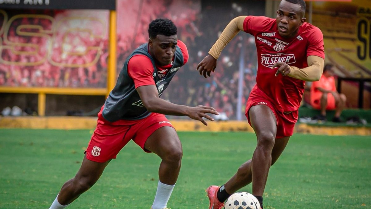 Jugadores del Barcelona SC se entrenan en el Monumental.