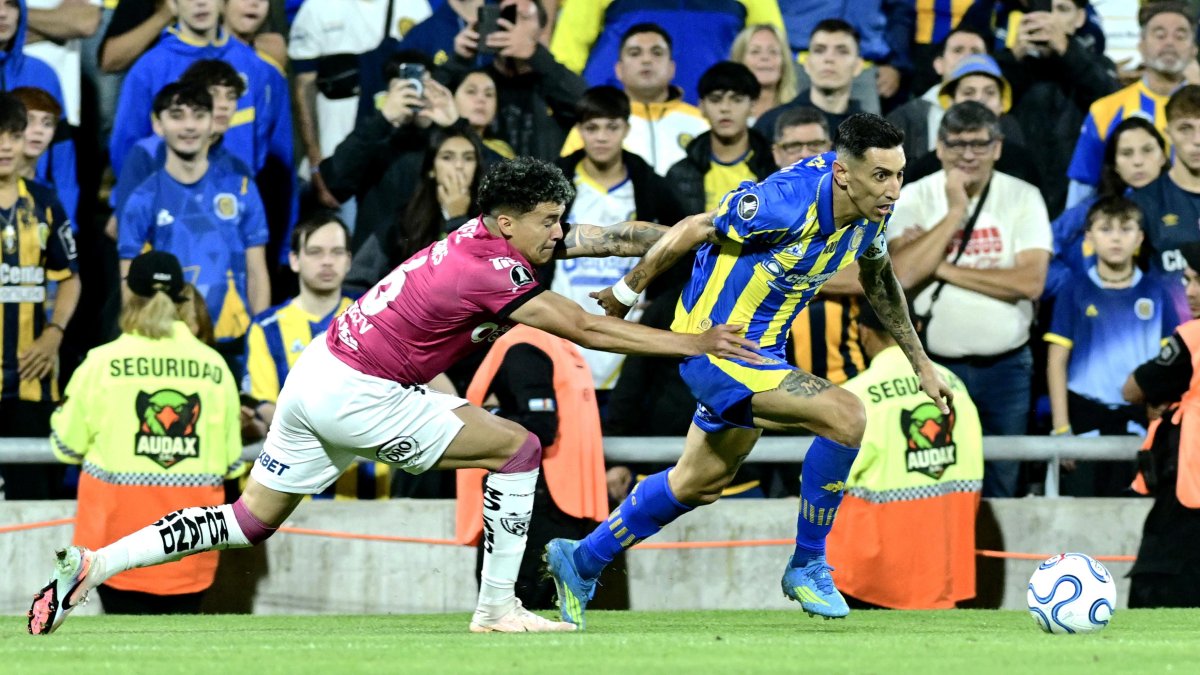 Ángel Di María (d) de Rosario disputa un balón con Ronald Briones de Independiente del Valle.