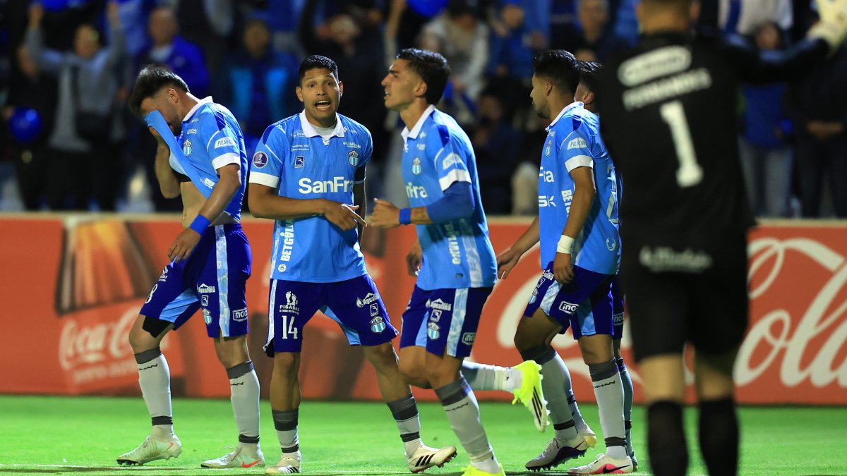 Jugadores de Macará celebran un gol en el partido de la fase de grupos de la Copa Sudamericana frente al América de Cali en el estadio Bellavista en Ambato.
