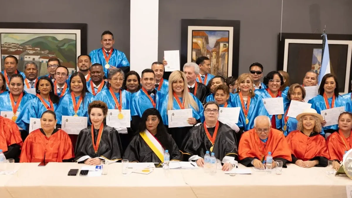 Yubert Segarra Gómez luego de recibir el doctorado Honorisa Causa por el Claustro Doctoral de la Preservación de las Culturas y las Lenguas Madre.