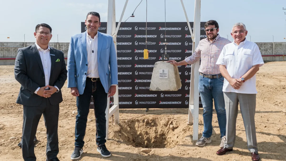 La colocación de la primera piedra marca el inicio de la nueva matriz de Jungheinrich Ecuador en el complejo ALMAX Plus.