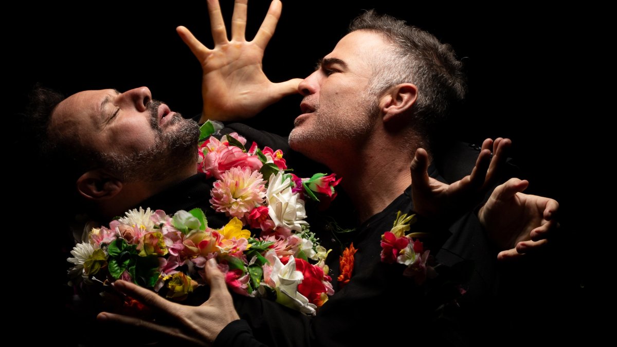 Roberto Manrique sufrió accidente en escena durante función de la obra Tantas flores en Quito