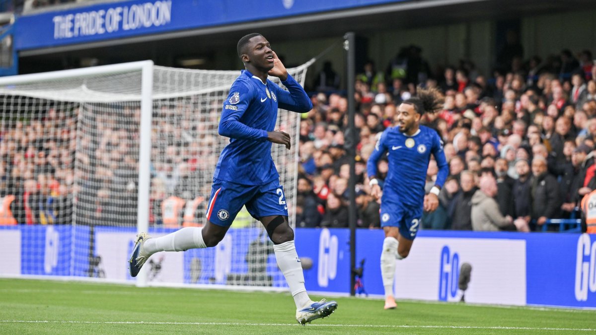 Moisés Caicedo es titular en Chelsea.