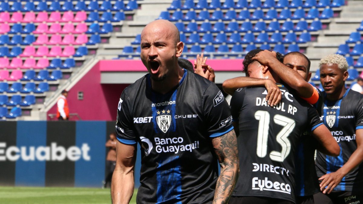 Carlos González (i) es el nuevo grito de gol de los rayados.