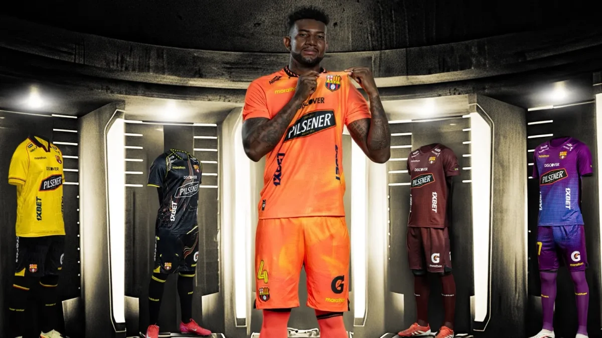 Gustavo Vallecilla defensa de Barcelona SC ante Macará.