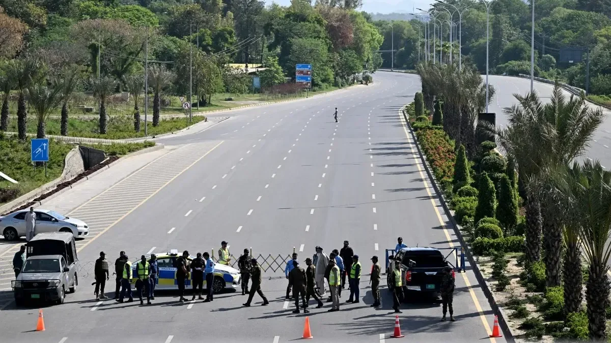 Personal de seguridad en puesto de control en carretera cerrada cerca del Hotel Serena, en Zona Roja de Islamabad, el 20 de abril de 2026, antes de las esperadas conversaciones de paz.