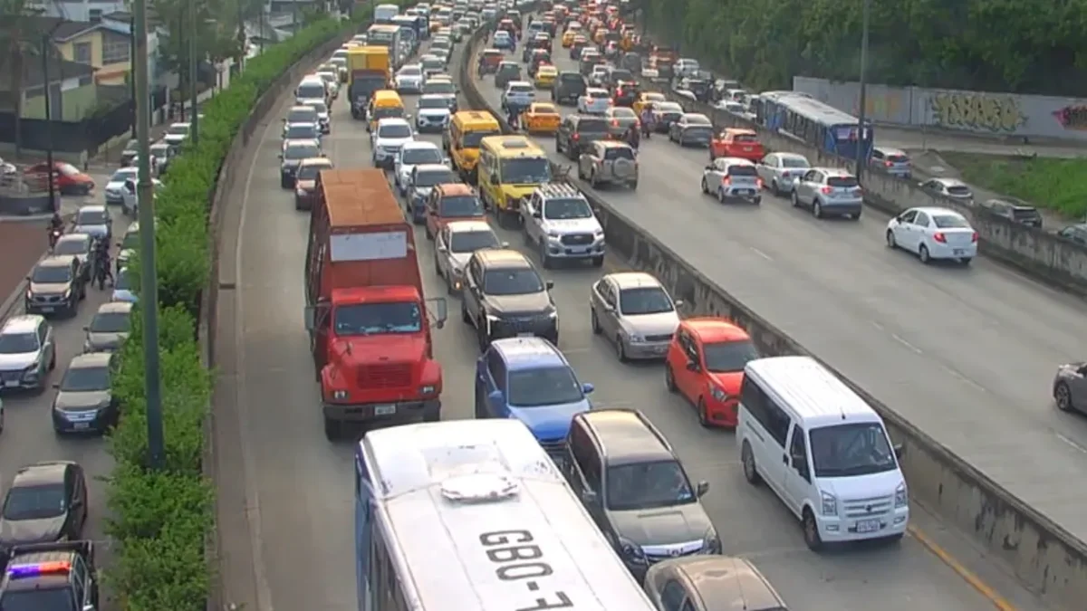 Avenida del Bombero colapsa por cierre de carril y sancionan a contratista.