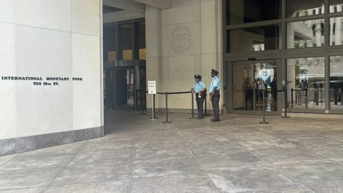 Ingreso al edificio donde opera el FMI, en Washington, EE.UU.
