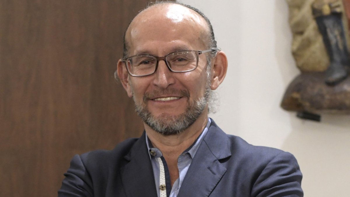 Efraín Villacís explora el amor y la memoria en La terraza vacía