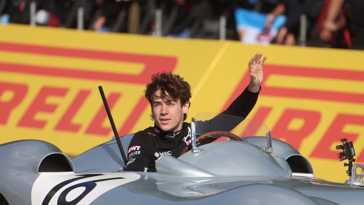 El piloto argentino de Fórmula Uno, Franco Colapinto, conduce un monoplaza Mercedes Benz durante la exhibición este domingo en Buenos Aires (Argentina).