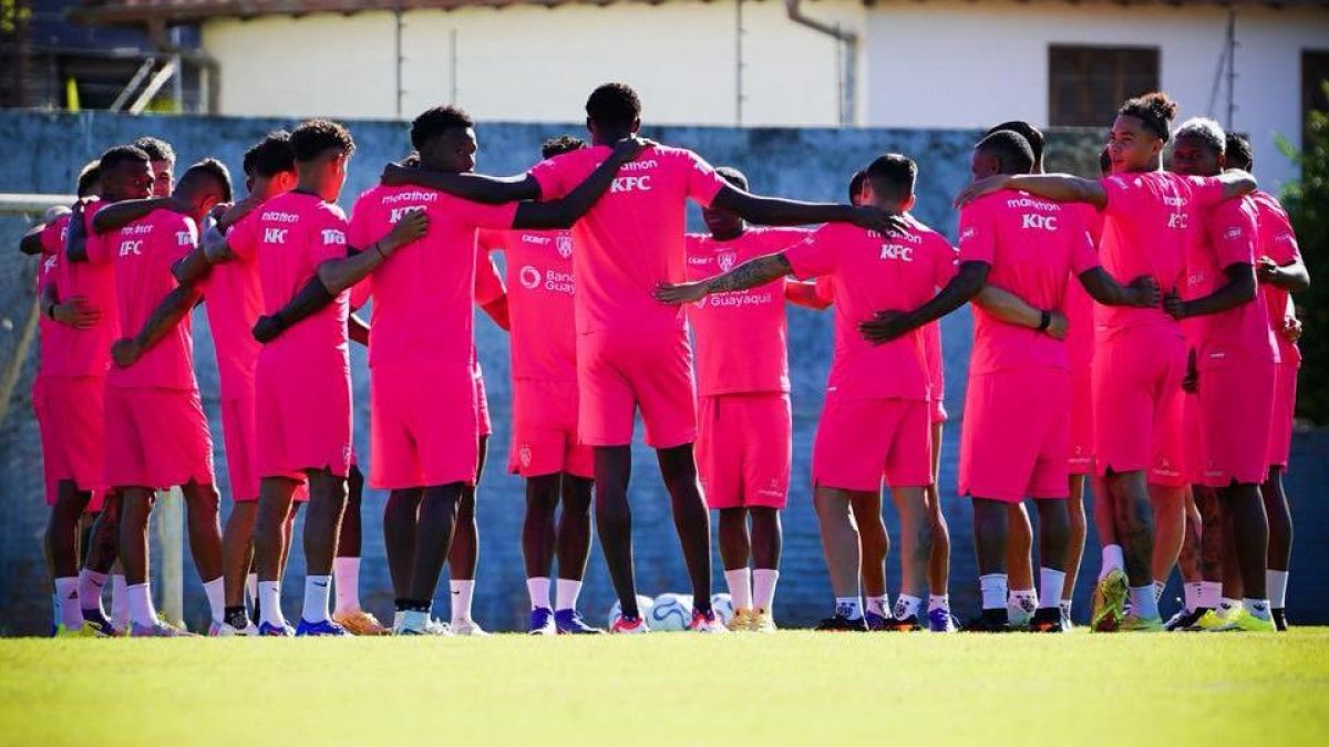 Los jugadores de Independientes del Valle en su último entrenamiento en Paraguay.