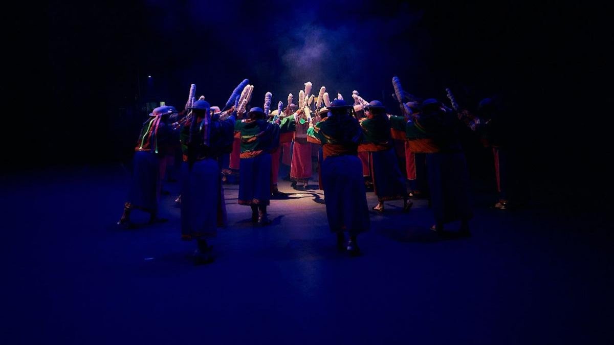 Fundado en 2001 y dirigido por el maestro Darwin Morales, el grupo ha centrado su trabajo en la preservación y difusión de las danzas nacionalistas del Ecuador.