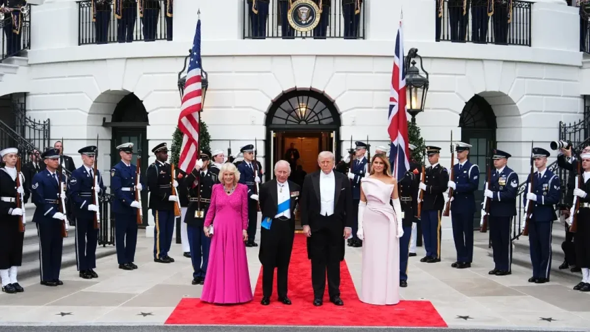 Carlos III entrega simbólico regalo a Donald Trump