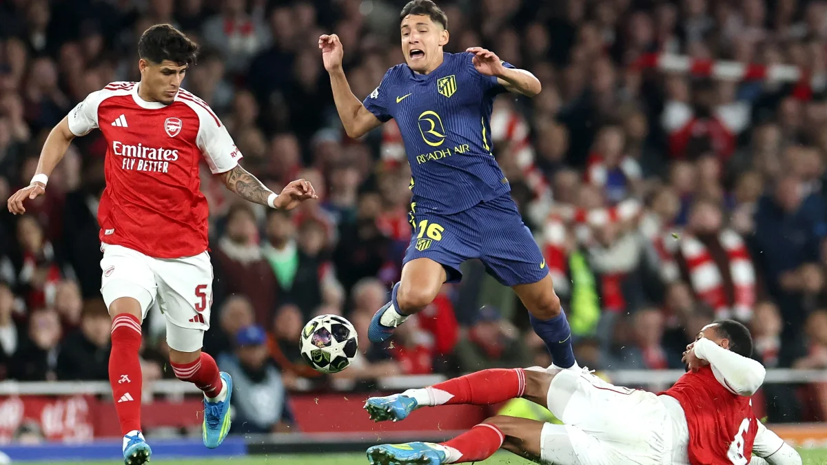 Gabriel y Piero Hincapié del Arsenal, frenan a Nahuel Molina del Atlético de Madrid.