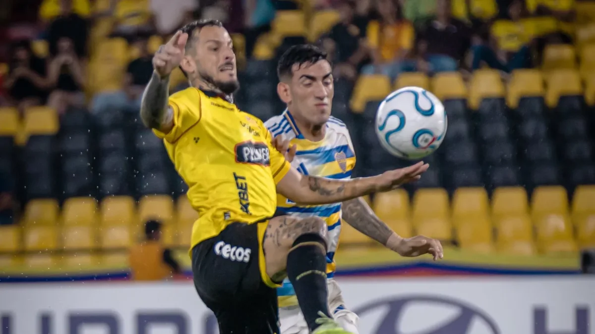 Darío Benedetto enfrentando a su exequipo Boca Juniors.