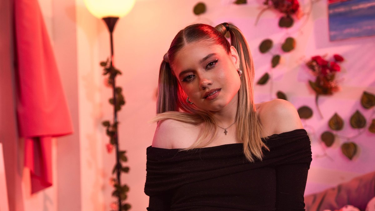 Con su primer sencillo, Gloria buscaba conjugar sus gustos por la balada, lo urbano, el pop y lo tropical, sazonado con algo de cumbia incluso.