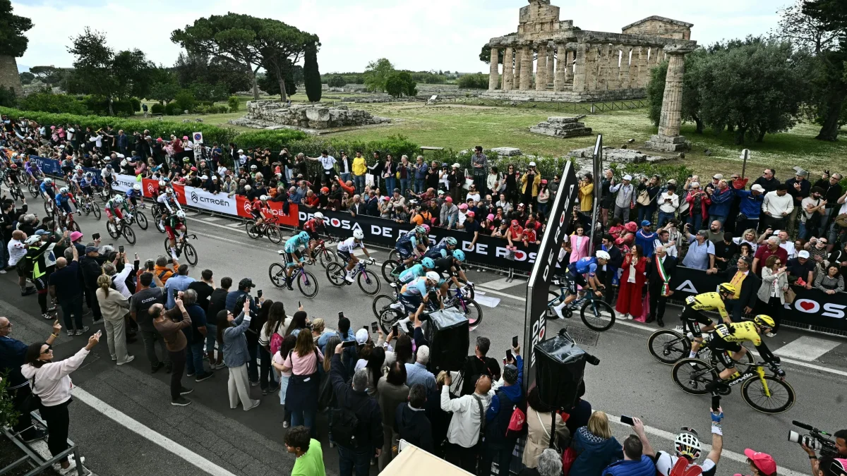 Ciclistas espera el inicio de la sexta etapa del 109º Giro de Italia.