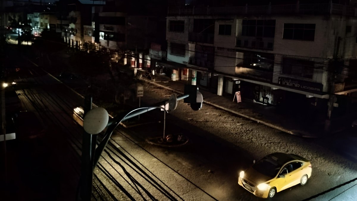 Calles del sur de Esmeraldas permanecen a oscuras durante los apagones, mientras comerciantes y familias enfrentan pérdidas y temores por la inseguridad.