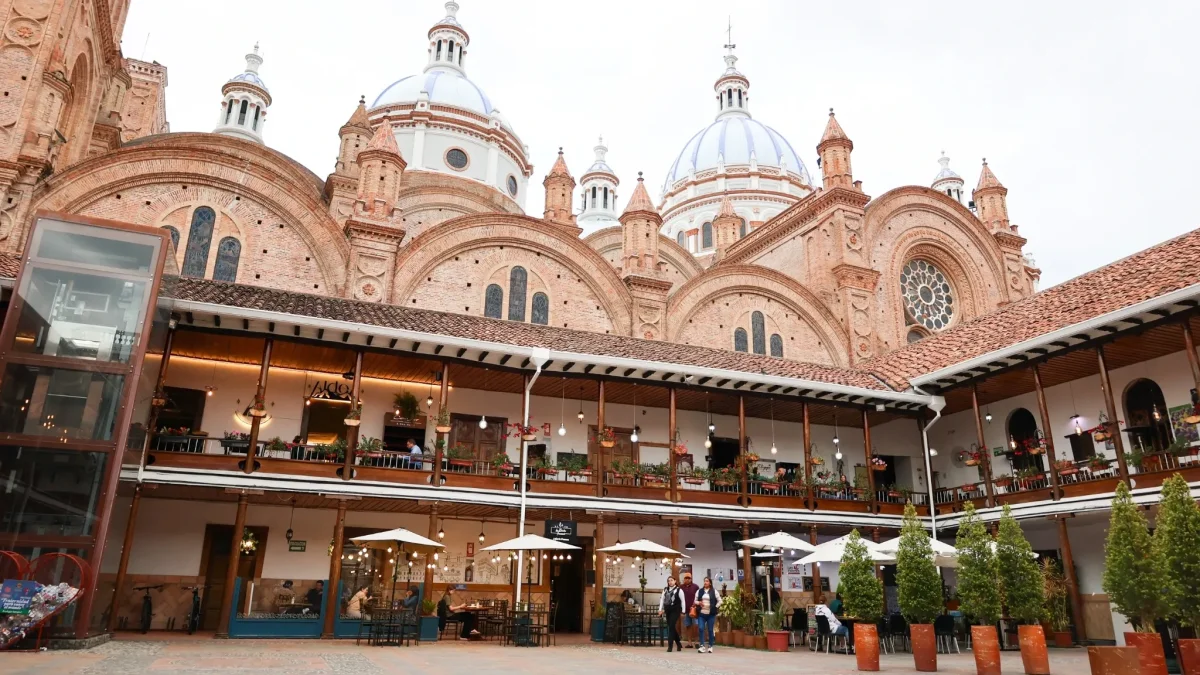 Las cúpulas azules de la Catedral de la Inmaculada Concepción son una de las postales más icónicas del Centro Histórico de Cuenca.
