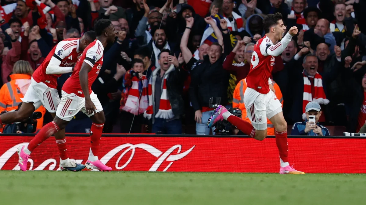 Arsenal cerca de ser campeón de la Premier League con Piero Hincapíe en la defensa.