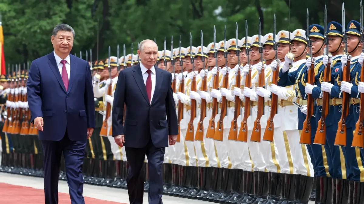 El presidente ruso Vladimir Putin y el presidente chino Xi Jinping pasan revista a la guardia de honor en el Gran Salón del Pueblo en Pekín, China, este miércoles.