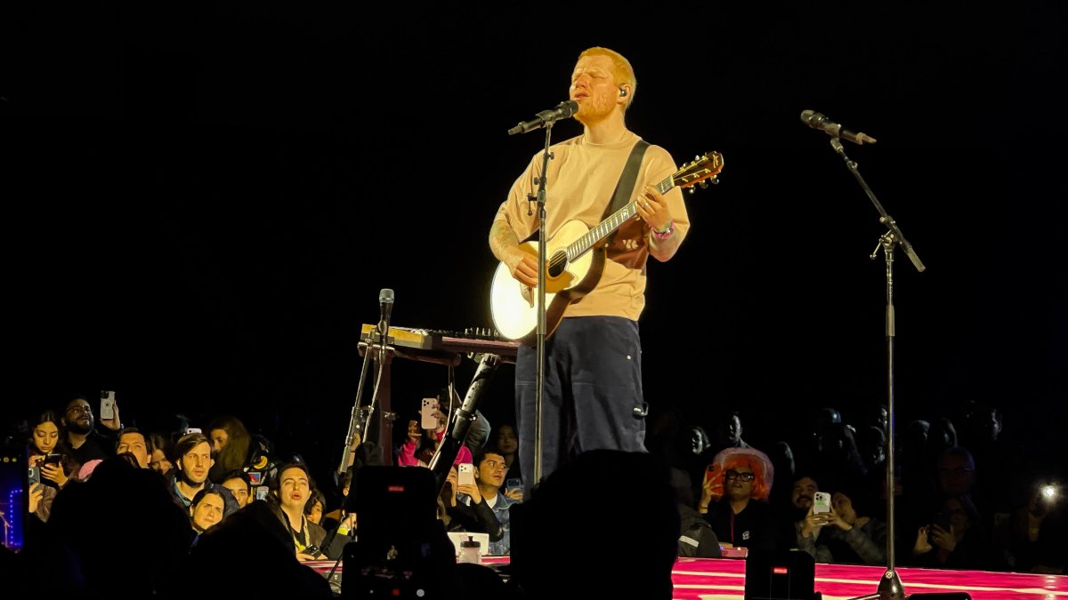 El cantante británico se presentó por primera vez en Quito, en un emotivo concierto que llenó el Estadio Olímpico Atahualpa.
