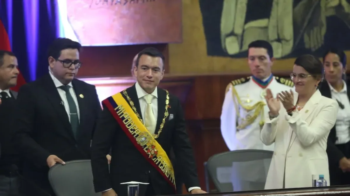 El presidente Daniel Noboa, tras dar el informe a Ecuador, es aplaudido por la vicepresidenta María José Pinto.
