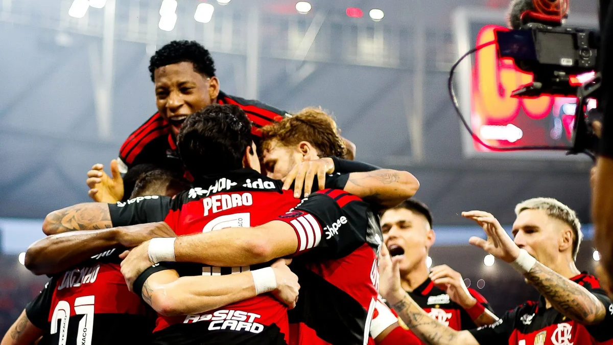 Gonzalo Plata (arriba) festeja un gol con sus compañeros del mengao.