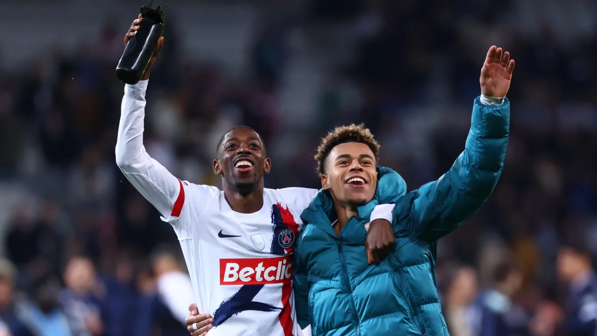 Ousmane Dembele y Désiré Doué festejan tras un partido del PSG.