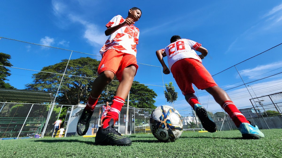 En la Escuela Refinería (i) coincidentemente los uniformes son blanco y rojo, como el Arsenal de Hincapié.