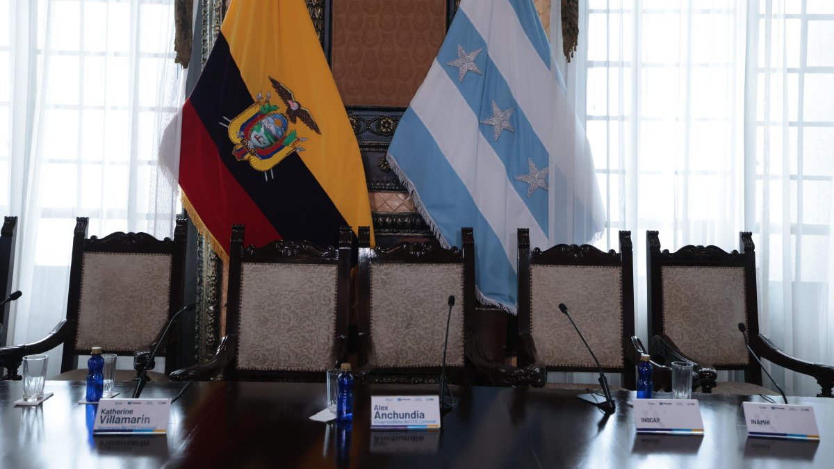 La alcaldesa encargada preside las sesiones del Concejo Cantonal.
