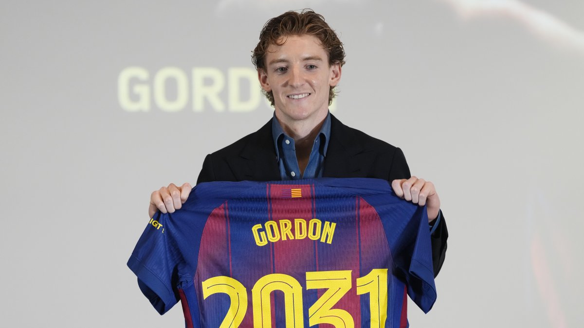 Anthony Gordon ya fue presentado en FC Barcelona.