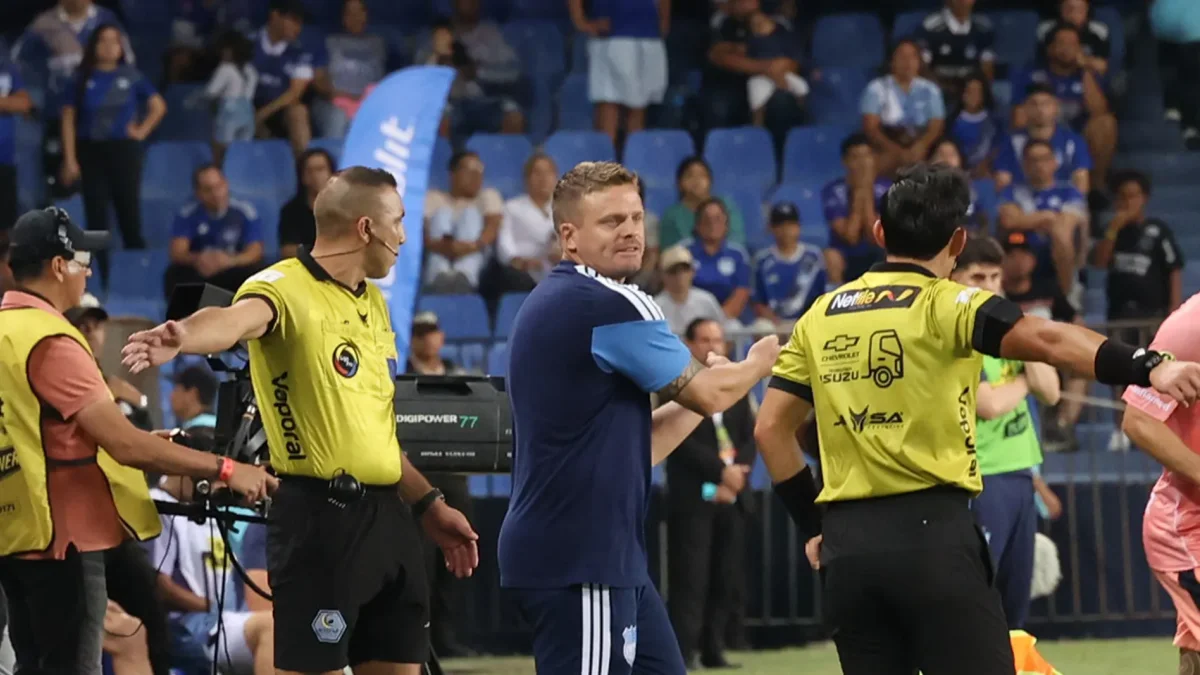 El DT argentino Cristian Nasuti gesticula desde el banquillo de suplentes en el partido que Emelec se impuso 1-0 a la Universidad Católica.