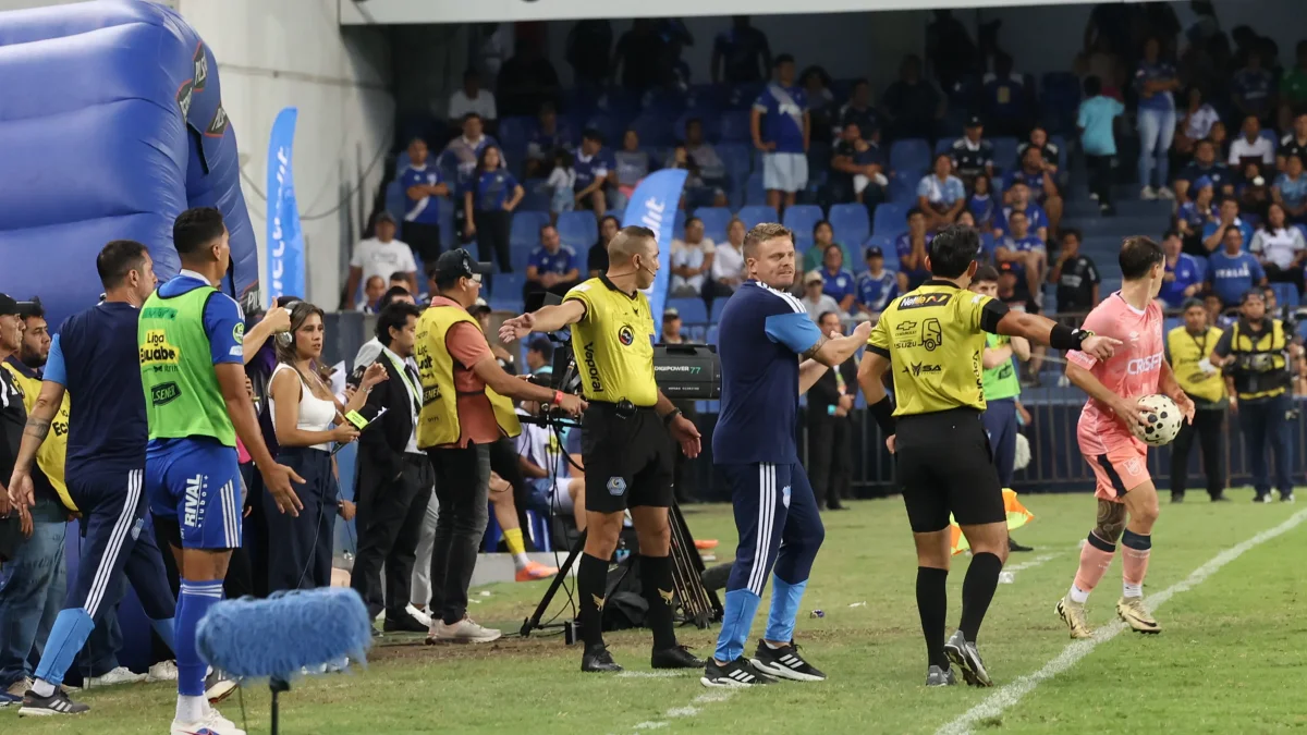El DT argentino Cristian Nasuti gesticula desde el banquillo de suplentes en el partido que Emelec se impuso 1-0 a la Universidad Católica.